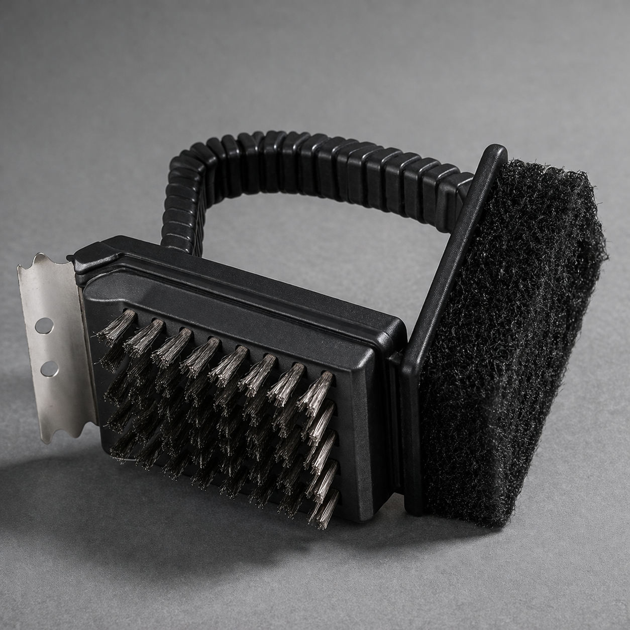 BBQ Grill Brush with Scraper & Abrasive Pad – 11.5 x 10 x 7CM Compact Hand Held Design, Wire Bristles, Metal Scraper Blade & Foam Scrub Pad – Barbecue Grate Cleaner for Gas & Charcoal Grills